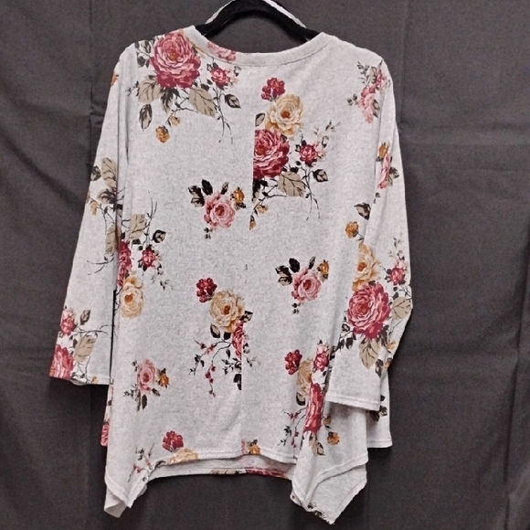 Green Envelope Floral Long Sleeve Top - Gray and Red - Picture 6 of 7